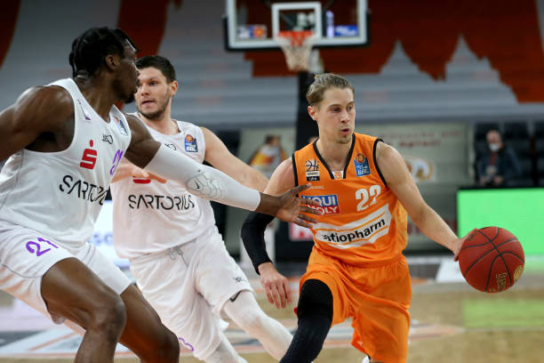 他的步伐终 他的步伐终